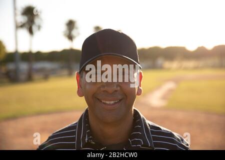 Baseballtrainer mit Blick auf die Kamera Stockfoto