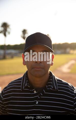 Baseballtrainer mit Blick auf die Kamera Stockfoto