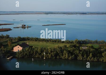 Fischerhütte in der Lagune vor Torcello, dem historischen Geburtsort von Venedig Stockfoto