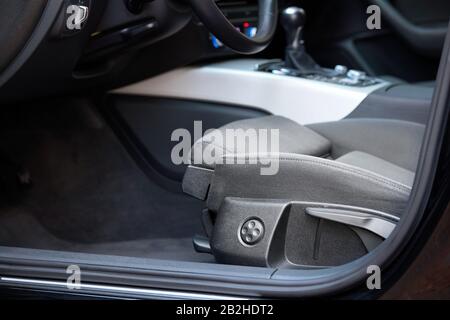 Auto in Velours-Sitzen mit Einstell-Memory-Knopf. Moderne Transportmittel. Interieur des modernen Prestige-Autos. Textil-Einschaltsitz für verbesserte Oper Stockfoto
