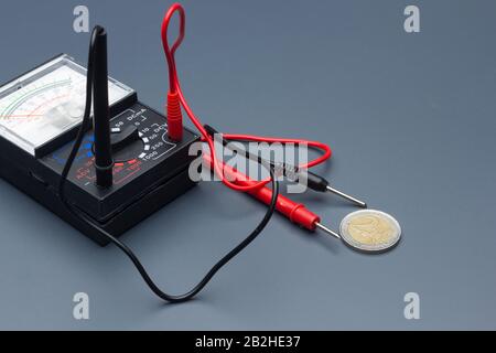 Prüfermessgeräte und Steuergeräte zur Ermittlung von Wechselstrom- und Dauerstrom-Strömen, die von Elektronikfachleuten verwendet werden Stockfoto