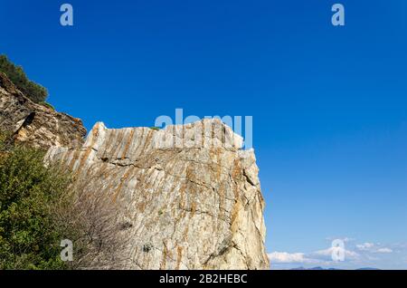 Felsen nahe der Küste des Mittelmeeres auf einem Hintergrund von Bergen in der Türkei Stockfoto
