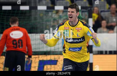 Mannheim, Deutschland. Februar 2020. Handball: Bundesliga, Rhein-Neckar Löwen - TSV Hannover-Burgdorf, 25. Spieltag, Andy Schmidt (2, Rhein Neckar Löwen) feiert das Tor. Credit: Michael Deines / dpa / Alamy Live News Stockfoto