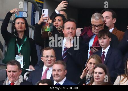 Der ehemalige Premierminister des Vereinigten Königreichs, David Cameron singt die Nationalhymne vor dem Anpfiff mit seinem Sohn Elwin (R) - Aston Villa gegen Manchester City, Carabao Cup Finale, Wembley Stadium, London, Großbritannien - 1. März 2020 nur redaktionelle Verwendung - DataCo Einschränkungen gelten Stockfoto