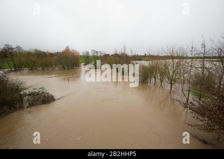 Blick flussabwärts auf das Hochwasser des Dorset Stour in der Nähe von East Stour nach Storm Jorge. Der Sturm brachte starken Regen und starken Wind in viele Teile o Stockfoto