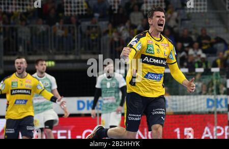 29. Februar 2020, Baden-Württemberg, Mannheim: Handball: Bundesliga, Rhein-Neckar Löwen - TSV Hannover-Burgdorf, 25. Spieltag, Andy Schmid (2, Rhein Neckar Löwen) feiert das Tor. Foto: Michael Deines / dpa Stockfoto