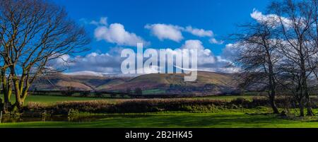 Ein schneebedecktes Panorama von Pen y Fan & Corn Du in den Brecon Beacons, Wales. Stockfoto