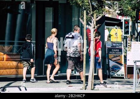 Paphos Zypern 29. Februar 2020 Blick auf nicht identifizierte Menschen, die am Nachmittag in den Straßen von Paphos spazieren Stockfoto