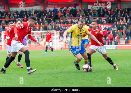 Warringtons Josh Amis weicht den Herausforderungen der FCUM-Verteidiger aus Stockfoto