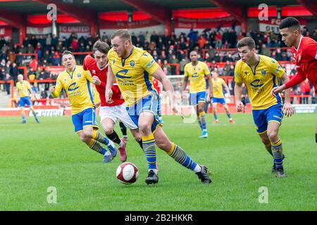 Warringtons Josh Amis weicht den Herausforderungen der FCUM-Verteidiger aus Stockfoto