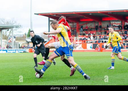 Warringtons Josh Amis weicht den Herausforderungen der FCUM-Verteidiger aus Stockfoto