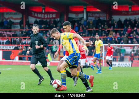 Warringtons Dylan Vassallo weicht den Herausforderungen der FCUM-Verteidiger aus Stockfoto