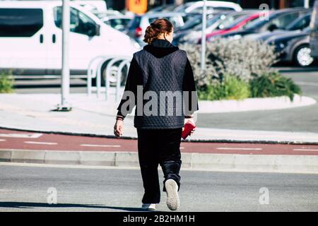 Paphos Zypern 29. Februar 2020 Blick auf nicht identifizierte Menschen, die am Nachmittag in den Straßen von Paphos spazieren Stockfoto