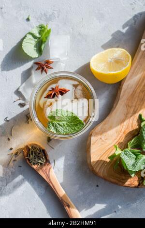 Kalter Lemon grüner Tee in Glas mit Aniseis. Heithy Sommer probiotisches Getränk Stockfoto