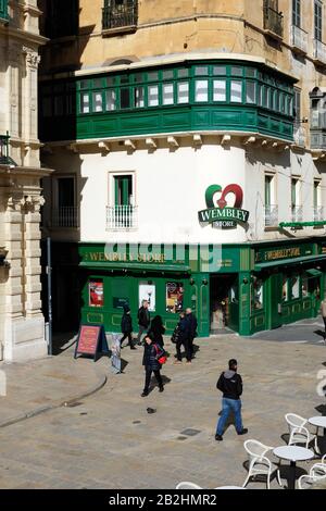 Vallettta, Mlata, 05/02/2020 Top View of People Walking in Republic Street vor dem Wembley Store Stockfoto