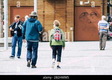 Paphos Zypern 29. Februar 2020 Blick auf nicht identifizierte Menschen, die am Nachmittag in den Straßen von Paphos spazieren Stockfoto