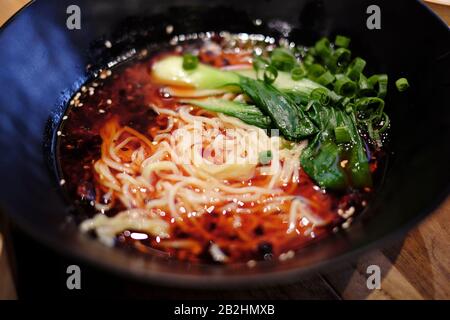 Asiatische Suppe, scharfe Nudeln mit Bok Choy, chinesische Küche, Sydney, Australien, Stockfoto