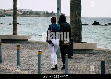 Paphos Zypern 29. Februar 2020 Blick auf nicht identifizierte Menschen, die am Nachmittag in den Straßen von Paphos spazieren Stockfoto