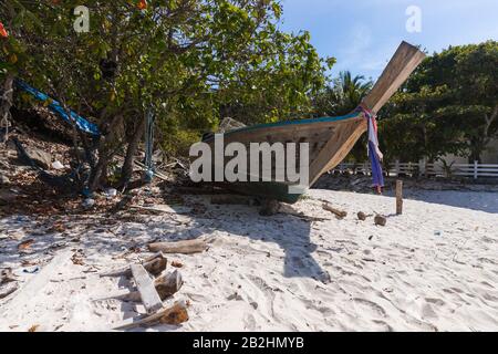 Auf dem Sand steht ein zerbrochenes Boot. Boot am Meer. Fischerboot an Land gespült Stockfoto