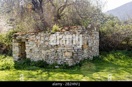 Altes verlassenes traditionelles Steinhaus in Datca, Mugla, Türkei Stockfoto