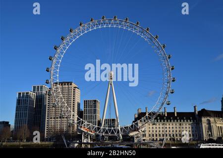 London Eye und County Hall mit klarem blauen Himmel Stockfoto