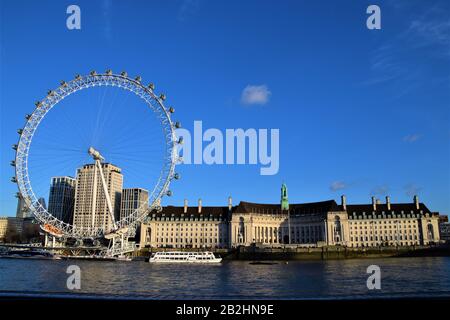 London Eye und County Hall mit klarem blauen Himmel Stockfoto