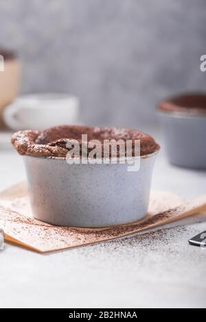 Schokoladenkuffel mit gefrorener Blaubeere . Traditionelles französisches Dessert. Stockfoto