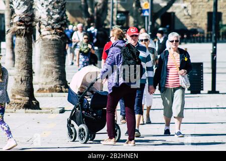 Paphos Zypern 29. Februar 2020 Blick auf nicht identifizierte Menschen, die am Nachmittag in den Straßen von Paphos spazieren Stockfoto