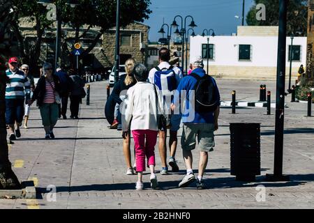 Paphos Zypern 29. Februar 2020 Blick auf nicht identifizierte Menschen, die am Nachmittag in den Straßen von Paphos spazieren Stockfoto