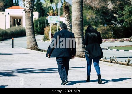 Paphos Zypern 29. Februar 2020 Blick auf nicht identifizierte Menschen, die am Nachmittag in den Straßen von Paphos spazieren Stockfoto