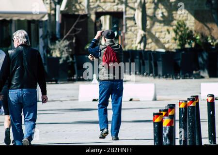 Paphos Zypern 29. Februar 2020 Blick auf nicht identifizierte Menschen, die am Nachmittag in den Straßen von Paphos spazieren Stockfoto