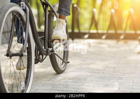 7/8 shot der Geschäftsmann in der klassischen Schuhe reiten Vintage Fahrrad Stockfoto