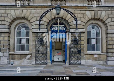 London, Großbritannien - 15. April 2019: Eintritt in die historische Guy's Chapel in der Nähe der London Bridge aus dem 18. Jahrhundert. Stockfoto