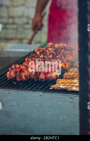 Gegrillte Fleischspieße zum Verkauf bei einem Food-Festival. Stockfoto