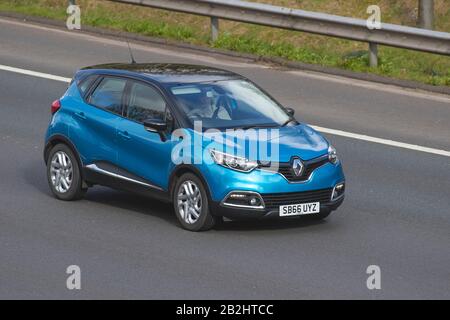 2016 blau schwarz Renault Captur Dynamique NAV DCI; UK Fahrzeugverkehr, Transport, moderne Fahrzeuge, Salonwagen, Fahrzeuge, Fahrzeug, Straßen, Motoren, Fahren auf der Autobahn M6 in südlicher Richtung Stockfoto