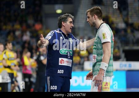 29. Februar 2020, Baden-Württemberg, Mannheim: Handball: Bundesliga, Rhein-Neckar Löwen - TSV Hannover-Burgdorf, 25. Spieltag, Antonio Carlos Ortega (Coach Hannover Burgdorf), Nejc Cehte (3, Hannover Burgdorf). Foto: Michael Deines / dpa Stockfoto