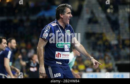 29. Februar 2020, Baden-Württemberg, Mannheim: Handball: Bundesliga, Rhein-Neckar Löwen - TSV Hannover-Burgdorf, 25. Spieltag, gibt Antonio Carlos Ortega (Trainer Hannover Burgdorf) Anweisungen. Foto: Michael Deines / dpa Stockfoto