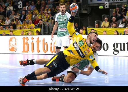 29. Februar 2020, Baden-Württemberg, Mannheim: Handball: Bundesliga, Rhein-Neckar Löwen - TSV Hannover-Burgdorf, 25. Spieltag, Jannik Kohlbacher (80, Rhein Neckar Löwen) erzielt ein Tor Foto: Michael Deines / dpa Stockfoto