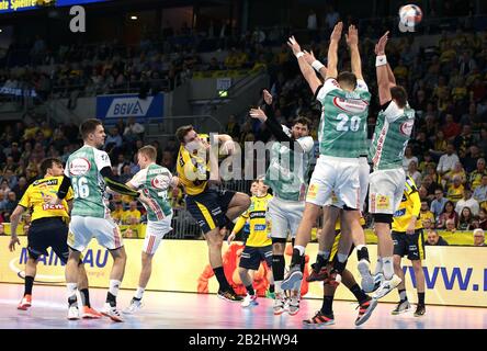 29. Februar 2020, Baden-Württemberg, Mannheim: Handball: Bundesliga, Rhein-Neckar Löwen - TSV Hannover-Burgdorf, 25. Spieltag, Niclas Kirkelokke (6, Rhein-Neckar Löwen) über die Abwehr Hannover. Foto: Michael Deines / dpa Stockfoto