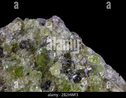 Olivine peridot extreme Makro-Nahaufnahme vor schwarzem Hintergrund. Stockfoto