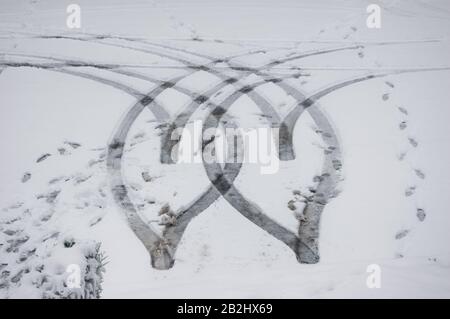 Herzförmige Reifenspuren im Schnee Stockfoto