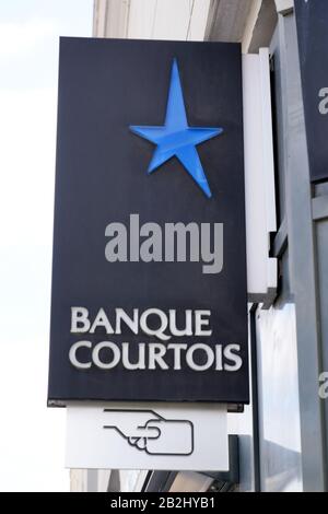 Bordeaux, Aquitanien / Frankreich - 09 24 2019 : Banque Courtois Logo Hauptniederlassung älteste französische Bank Zeichenshop Stockfoto