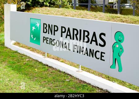 Bordeaux, Aquitanien / Frankreich - 09 27 2019: Büroschild bnp paribas Personal Finance französische multinationale Bank Stockfoto