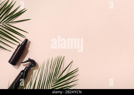 Bio-Kosmetik-Spray für Körper, natürliche Spa-Produkte in hellrosa Stockfoto