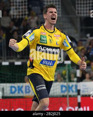 Mannheim, Deutschland. Februar 2020. Handball: Bundesliga, Rhein-Neckar Löwen - TSV Hannover-Burgdorf, 25. Spieltag, Andy Schmidt (2, Rhein Neckar Löwen), Torfeier. Credit: Michael Deines / dpa / Alamy Live News Stockfoto