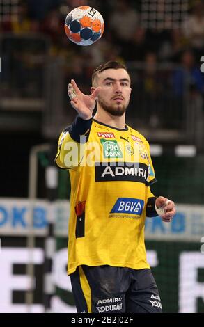 Mannheim, Deutschland. Februar 2020. Handball: Bundesliga, Rhein-Neckar Löwen - TSV Hannover-Burgdorf, 25. Spieltag, Jannik Kohlbacher (80, Rhein-Neckar Löwen). Credit: Michael Deines / dpa / Alamy Live News Stockfoto