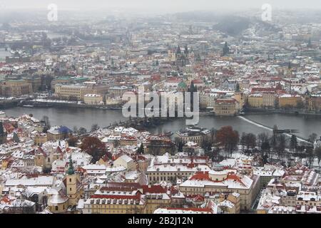 Karlsbrücke und der Schnee in Prag in Europa Stockfoto