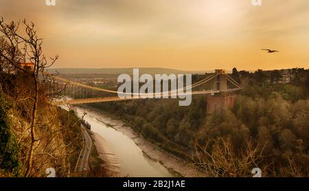 Clifton Hängebrücke beleuchtet bei Sonnenuntergang. Bristol. England. GROSSBRITANNIEN. Stockfoto