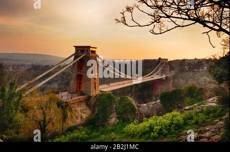 Clifton Hängebrücke beleuchtet bei Sonnenuntergang. Bristol. England. GROSSBRITANNIEN. Stockfoto