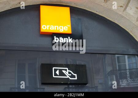 Bordeaux, Aquitanien / Frankreich - 10 28 2019 : Orange Bank französischer geldautomat Zeichenbüro Stockfoto